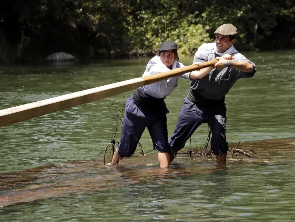 Pla sencer del president de l'Associaci&oacute; Cultura dels Raiers, Eduard Bast&uacute;s i una de les dones, S&iacute;lvia Hern&aacute;ndez que ha baixat per primer cop en un rai, passat el Pont de Claverol. Imatge del 7 de juliol de 2019. (Horitzontal) 