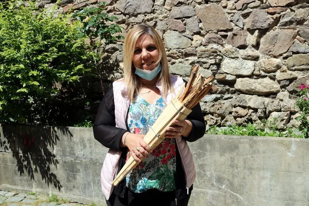 L'alcaldessa de Vilaller, Maria Jos&eacute; Erta, amb una falla com la que es regalar&agrave; a cada fam&iacute;lia del municipi. Imatge del 30 de maig del 2020. (horitzontal)