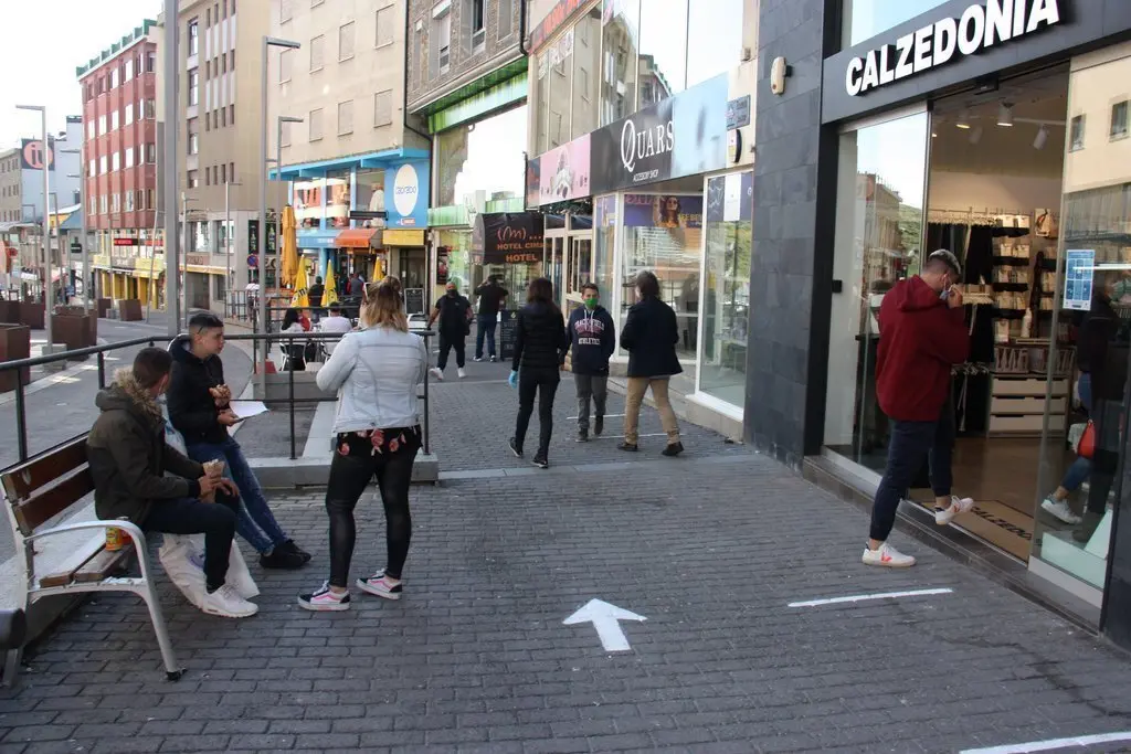 Pla general on es veuen grups de turistes francesos passejant per un dels carrers comercials del Pas de la Casa (Andorra), el primer dia que el Principat obre fronteres i reobren els comer&ccedil;os en general amb rebaixes, l'1 de juny de 2020 (Horitzontal).