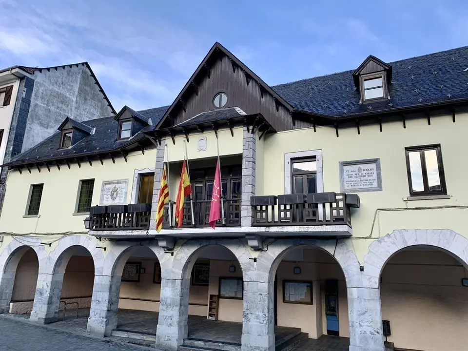 Pla general de l'edifici de l'Ajuntament de Vielha e Mijaran. Imatge del 19 de maig del 2020. (horitzontal)