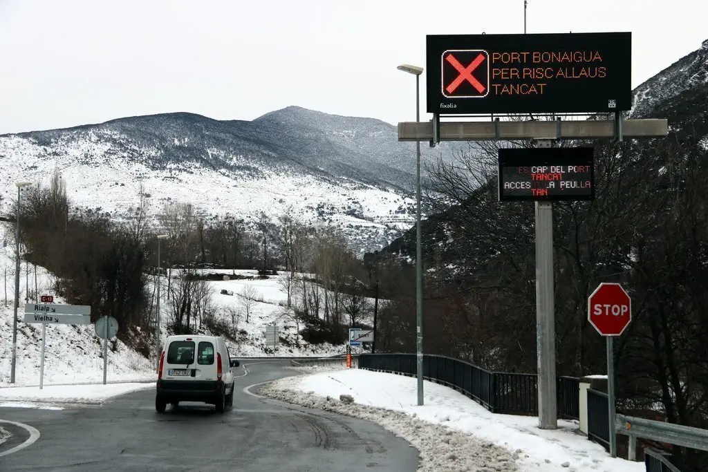 Pla general del cartell que indica que el port de la Bonaigua segueix tancat per perill d'allaus. Imatge del 29 de gener del 2019. (horitzontal)