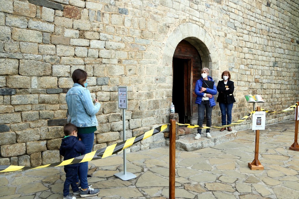 Visitants esperant per entrar a l'església de Sant Climent de Taüll el 4 de juny del 2020. (horitzontal)