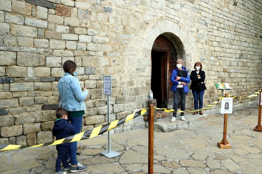 Visitants esperant per entrar a l'esgl&eacute;sia de Sant Climent de Ta&uuml;ll el 4 de juny del 2020. (horitzontal)