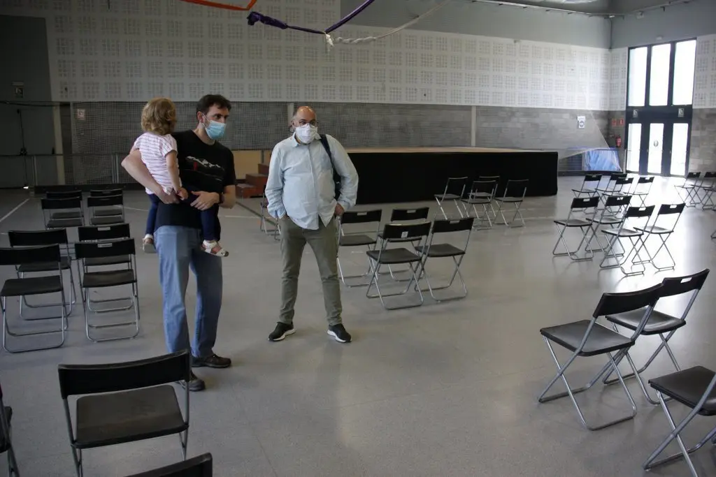 Pla general del regidor de Cultura de l'Ajuntament de la Seu, Carlos Gu&agrave;rdia, i el t&egrave;cnic de l'&Agrave;rea de Festes, Andreu Campillo, mirant com ha quedat la distribuci&oacute; de la pista polivalent on es far&agrave; un concert. Imatge del 5 de juny de 2020 (Horitzontal).