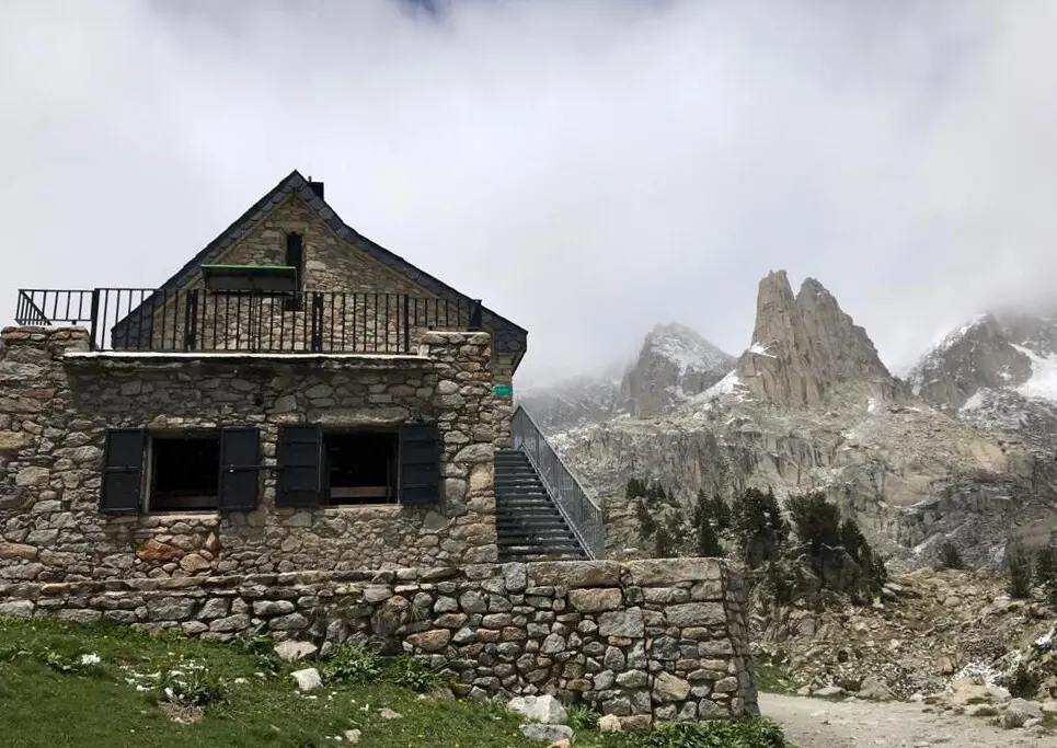 Panor&agrave;mica del refugi d'Amitges, al Parc Nacional d'Aig&uuml;estortes, el 9 de juny del 2020. (horitzontal)
