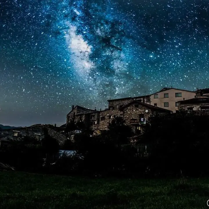 Panor&agrave;mica del cel de Vilaller a la nit. (horitzontal)