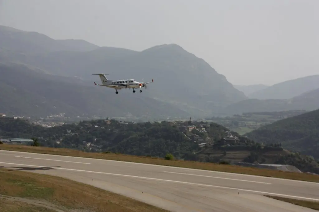 Pla general de l'avi&oacute; de verificaci&oacute; de vol aproximant-se a la pista d'aterratge de l'aeroport d'Andorra - la Seu d'Urgell mentre es comprova el funcionament del sistema d'aproximaci&oacute; instrumental amb GPS, el 17 de setembre de 2019 (Horitzontal).