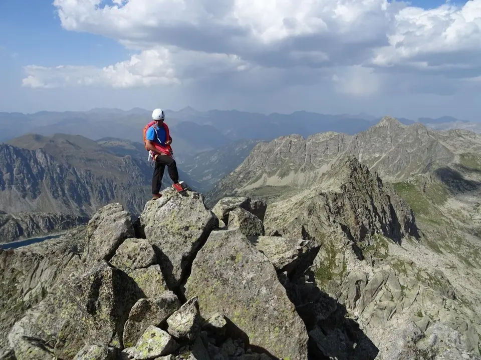 Pla general d'una persona fent alpinisme a la Vall de Bo&iacute;. (horitzontal)