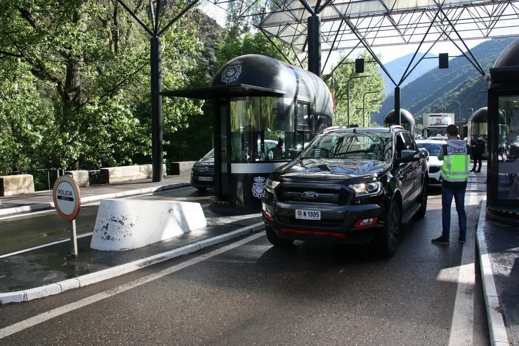 Pla de detall d'un cotxe a punt de sortir d'Andorra per la frontera d'Espanya, el primer dia que est&agrave; oberta per ciutadans andorrans i residents del pa&iacute;s. Imatge del 12 de juny de 2020 (Horitzontal).