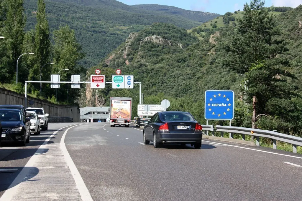 Pla general de cotxes entrant a la regi&oacute; sanit&agrave;ria de l'Alt Pirineu i Aran procedents d'Andorra, el primer dia que la frontera d'Espanya est&agrave; oberta per ciutadans andorrans i residents del pa&iacute;s. Imatge del 12 de juny de 2020 (Horitzontal).