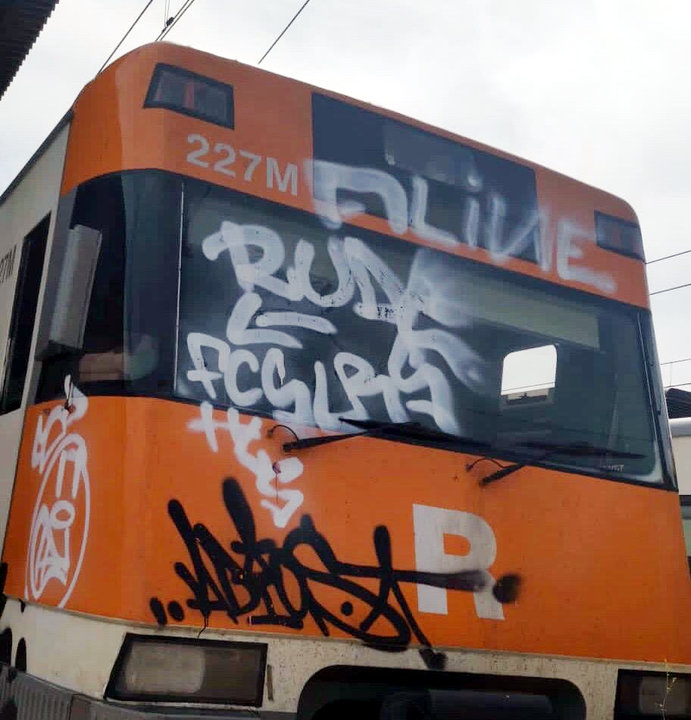 El grafiti al vidre de la cabina que ha impedit circular el tren de la línia de Puigcerdà, el 14 de juny del 2020 (Horitzontal). 