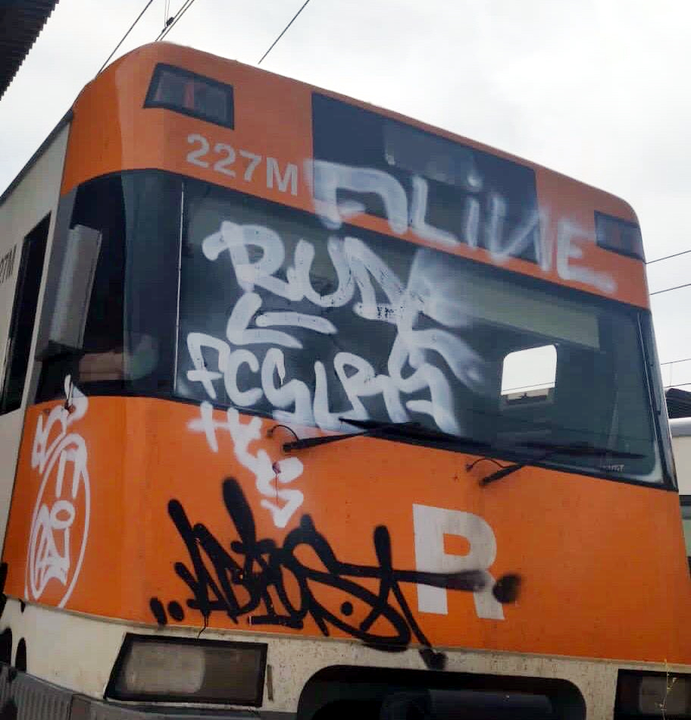 El grafiti al vidre de la cabina que ha impedit circular el tren de la l&iacute;nia de Puigcerd&agrave;, el 14 de juny del 2020 (Horitzontal). 