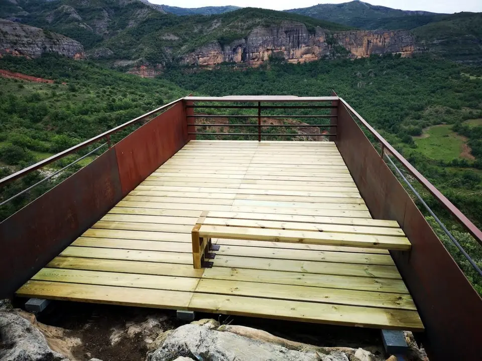 Pla de detall del mirador dels voltors a la Terreta ja reparat. (horitzontal)