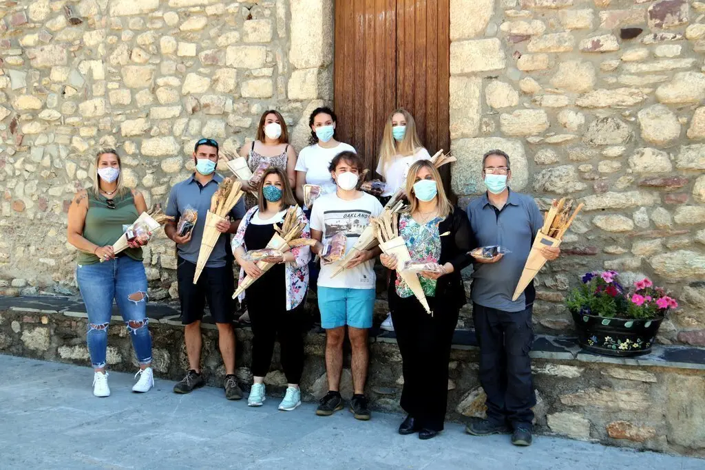 La Comissi&oacute; de festes de Vilaller i la brigada municipal preparats per repartir el lot de falles, coca i vi a tots els ve&iuml;ns del poble el 23 de juny del 2020. (horitzontal)