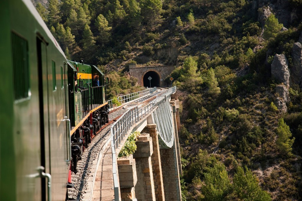 Pla obert on es veu part del tren històric del Tren dels Llacs a punt d'entrar a un dels túnels de la línia Lleida-la Pobla de Segur. Imatge facilitada per FGC el 25 de juny de 2020 (Horitzontal).
