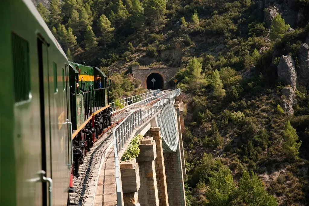 Pla obert on es veu part del tren hist&ograve;ric del Tren dels Llacs a punt d'entrar a un dels t&uacute;nels de la l&iacute;nia Lleida-la Pobla de Segur. Imatge facilitada per FGC el 25 de juny de 2020 (Horitzontal).