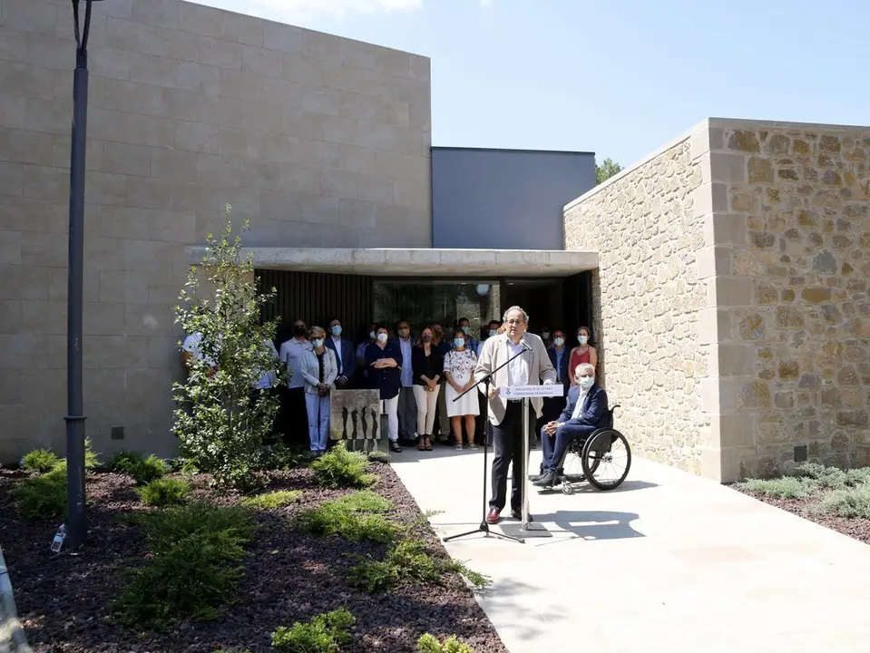 Pla general del president de la Generalitat, Quim Torra, durant el seu discurs a la inauguraci&oacute; del nou ajuntament de Bassella, el 28 de juny de 2020. (Horitzontal)