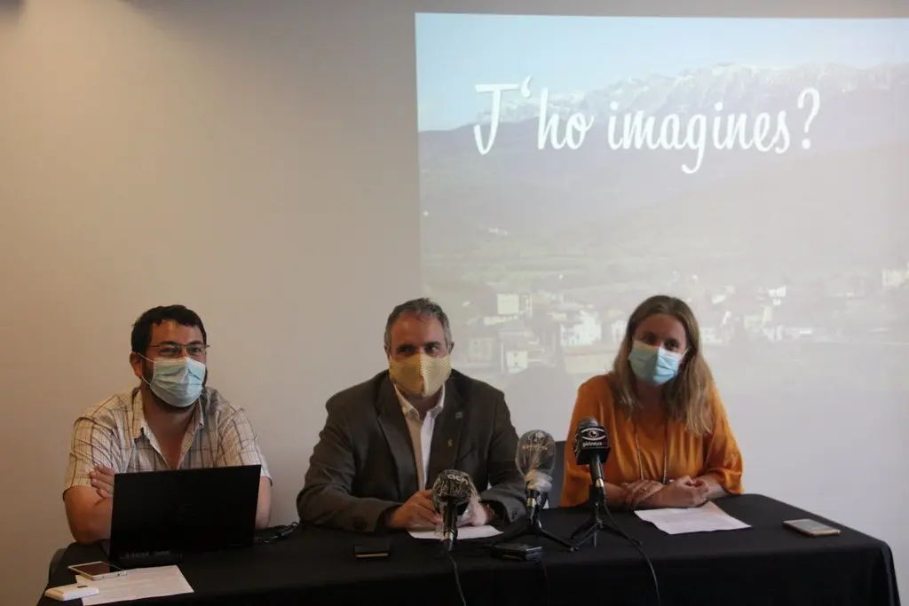 Pla mitj&agrave; de l'alcalde de la Seu d'Urgell, Jordi F&agrave;brega, (centre) amb el vicealcalde, Francesc Viaplana, i la tinent d'alcalde de Promoci&oacute; de la ciutat, Mireia Font, presentant l'audiovisual de turisme de l'Alt Urgell, el 29 de juny de 2020 (Horitzontal)