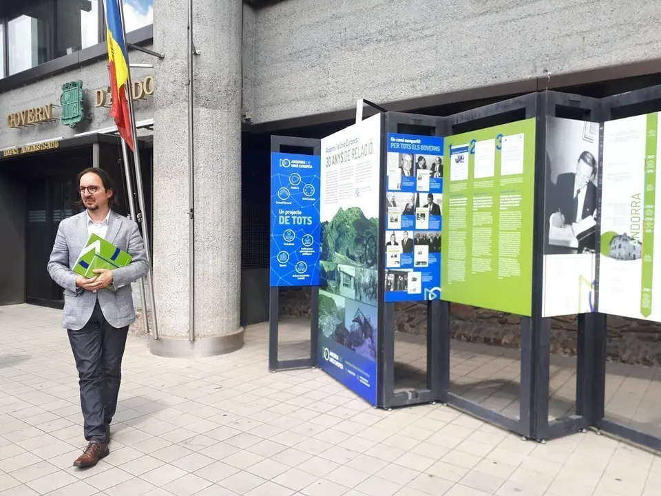 Pla obert del secretari d'Estat andorr&agrave; d'Afers Europeus, Landry Riba, davant els plafons que commemoren els 30 anys de l'acord duaner entre Andorra i la Uni&oacute; Europea. Imatge de l'Ag&egrave;ncia de Not&iacute;cies Andorrana (ANA) del 29 de juny de 2020 (Horitzontal).