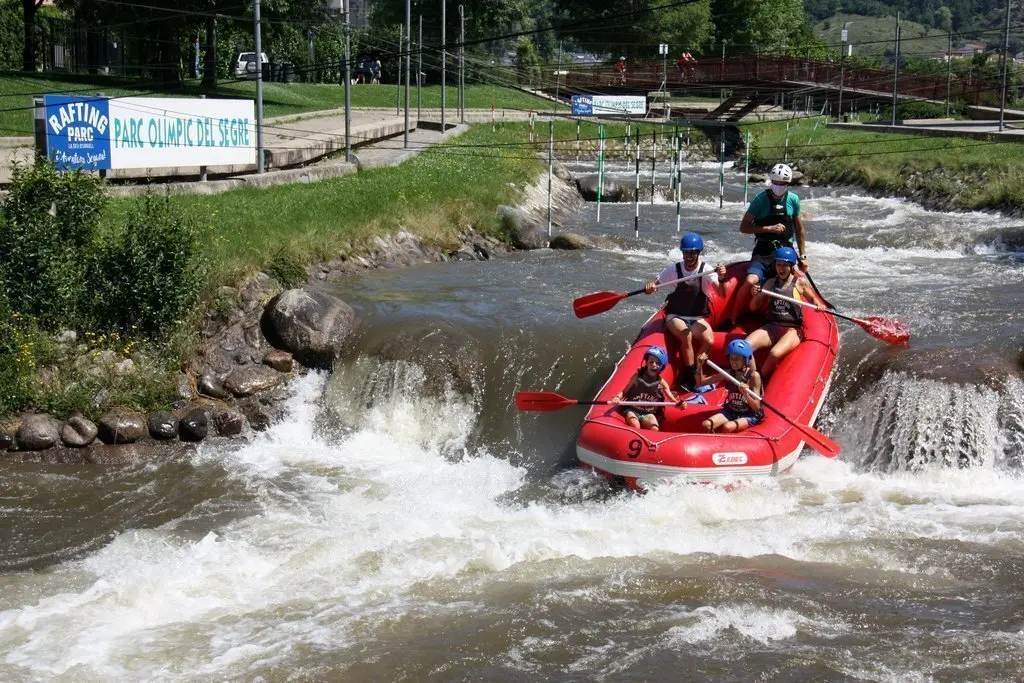 Pla general d'una embarcaci&oacute; de r&agrave;fting amb una fam&iacute;lia provinent de Sollana (Ribera Baixa), baixant pel canal d'aig&uuml;es braves del Parc del Segre el dia de reobertura per al p&uacute;blic general despr&eacute;s de la covid-19, l'1 de juliol de 2020 (Horitzontal).