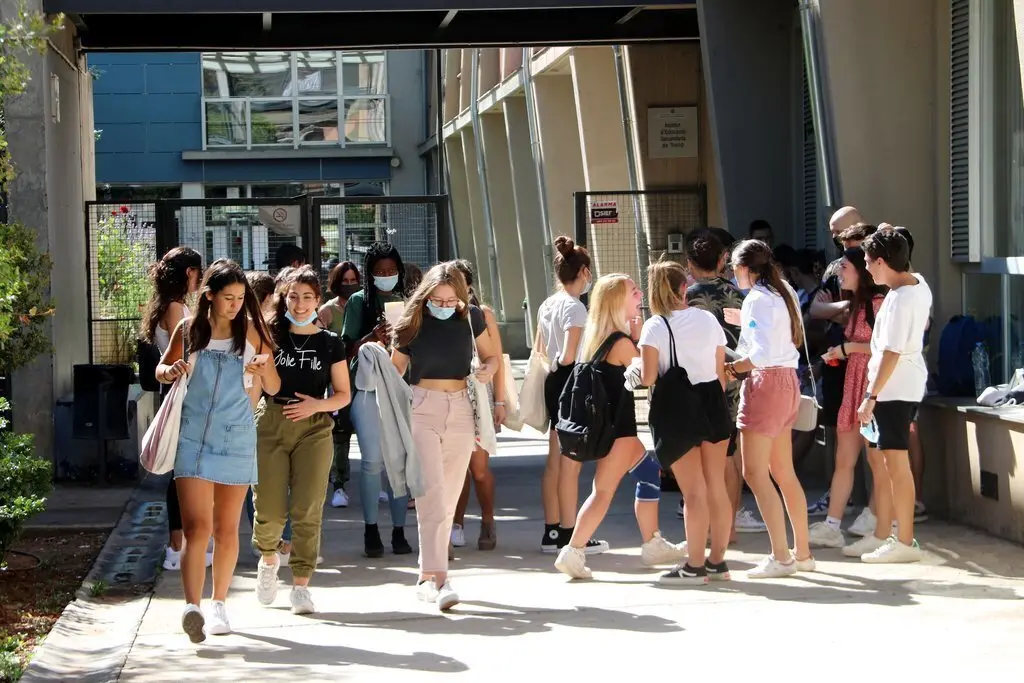 Pla general d'alumnes que s'han examinat de la selectivitat a Tremp despr&eacute;s de fer el primer examen el 7 de juliol del 2020. (horitzontal)