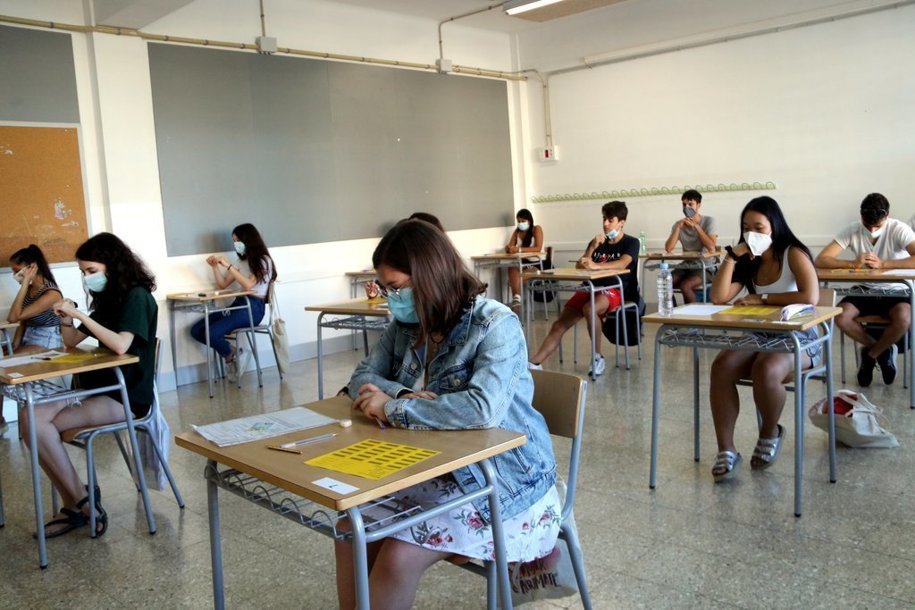 Un aula amb alumnes preparats per examinar-se de selectivitat a Tremp el 7 de juliol del 2020. (horitzontal)