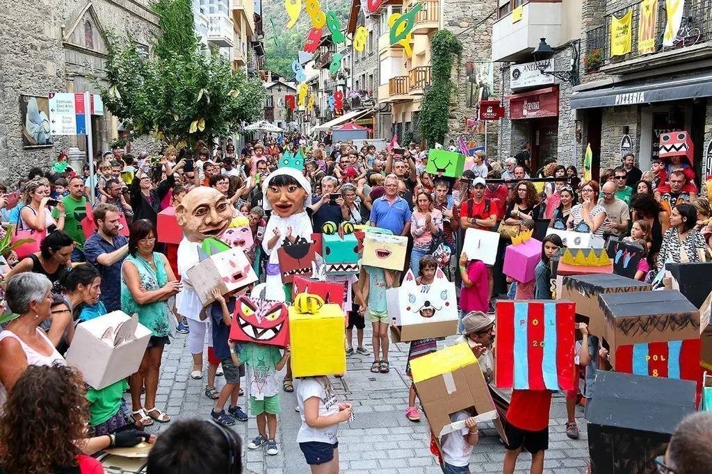 Pla General de la Rua de Capgrossos del Festival Esbaiola't. Imatge del 22 de juliol de 2018. (horitzontal) 
