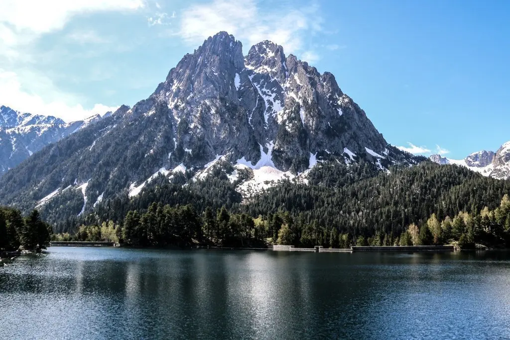 El cim dels Encantats amb l'estany de Sant Maurici als peus, al Parc Nacional d'Aig&uuml;estortes el 7 de maig del 2020. (horitzontal)
