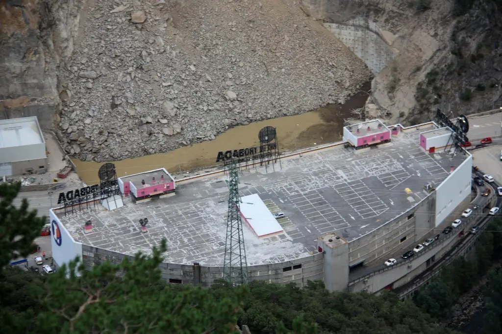 Pla de detall d'una part de l'esllavissada que s'ha produit a la carretera CG-1 d'Andorra vista des de la zona de la Borda Sabat&eacute; i on es veu un forat ple d'aigua i part del sostre del centre comercial Punt de Trobada, el 10 d'agost de 2019 (Horitzontal).
