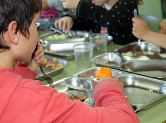 Pla detall d'alumnes menjant, aquest migdia al menjador de l’escola Emili Vallès d'Igualada. 19 de desembre del 2018. (Horitzontal)