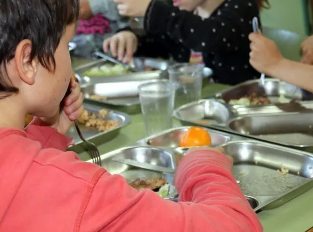 Pla detall d'alumnes menjant, aquest migdia al menjador de l&rsquo;escola Emili Vall&egrave;s d'Igualada. 19 de desembre del 2018. (Horitzontal)