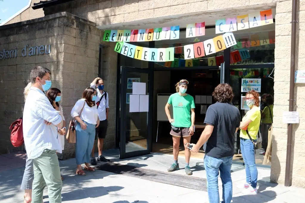La directora general de Joventut, Laia Gir&oacute;s, ha visitat el casal d'estiu d'Esterri d'&Agrave;neu, al Pallars Sobir&agrave;, el 20 de juliol del 2020. (horitzontal)