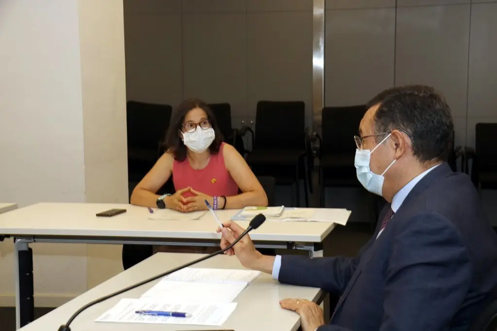 La gerent dels Serveis Territorials de Salut a Lleida, Divina Farreny, i el delegat del Govern a Lleida, Ramon Farr&eacute;, en la comissi&oacute; territorial de seguiment del coronavirus al Segri&agrave;. Imatge del 6 de juliol de 2020. (Horitzontal)
