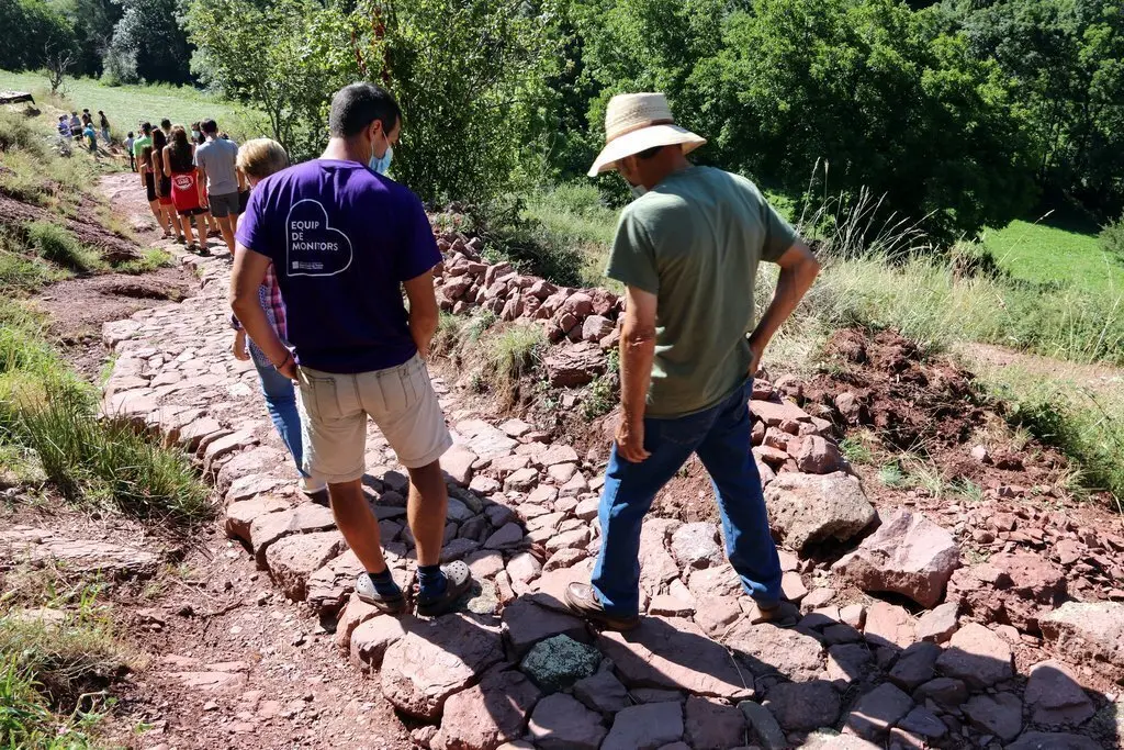 Un grup de persones caminant pel tram de cam&iacute; de la Davallada de Llagunes, al Pallars Sobir&agrave;, que s'ha recuperat. Imatge del 24 de juliol del 2020. (horitzontal)
