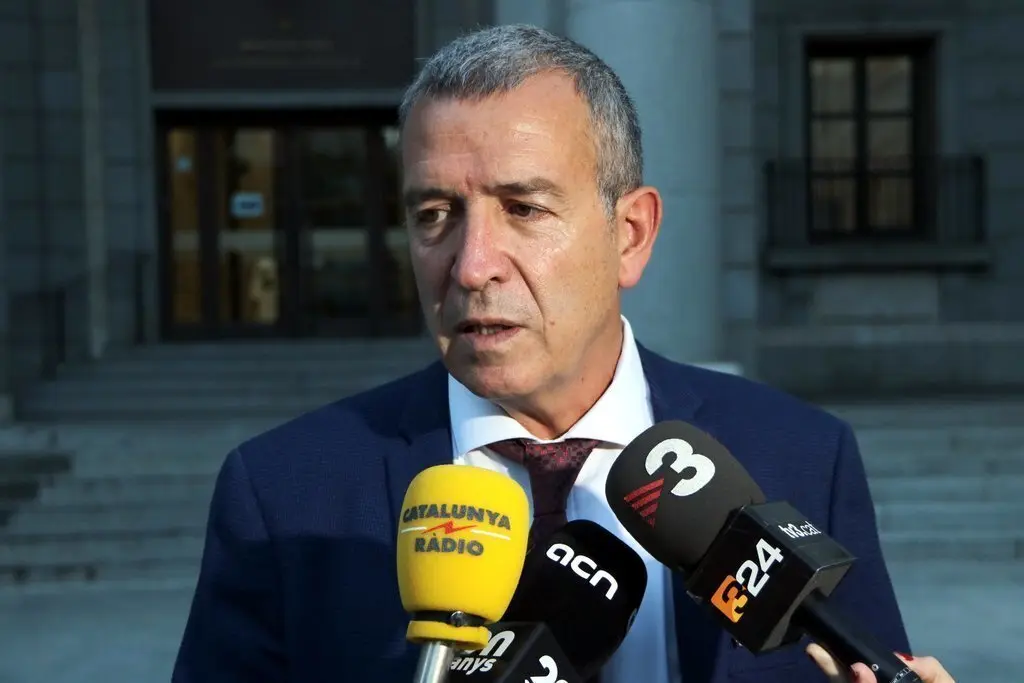 Pla mitj&agrave; del s&iacute;ndic d'Aran, Paco Boya, en una atenci&oacute; als mitjans a la sortida del Ministeri de Transici&oacute; Ecol&ograve;gica a Madrid, el 8 d'octubre del 2019 (horitzontal)