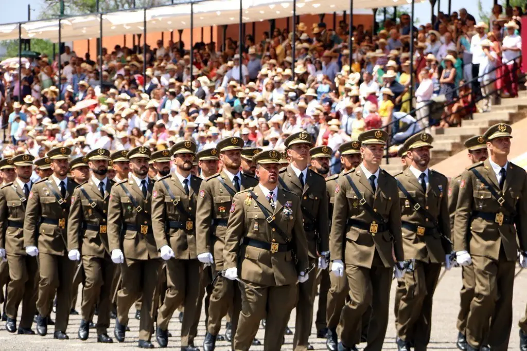 Els nous sergents sortits de l'Acad&egrave;mia militar de Talarn desfilant. Imatge del 5 de juliol del 2019. (horitzontal)