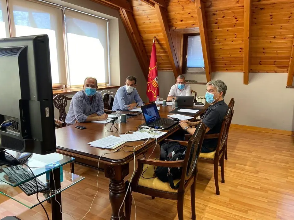 Pla general de la reuni&oacute; de la Comissi&oacute; d'Urbanisme d'Aran el 4 d'agost del 2020. (horitzontal)
