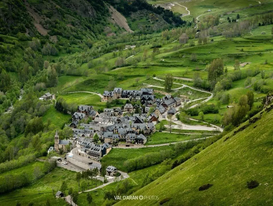 Vista a&egrave;ria de Bagergue, a la Val d'Aran. (Horitzontal)