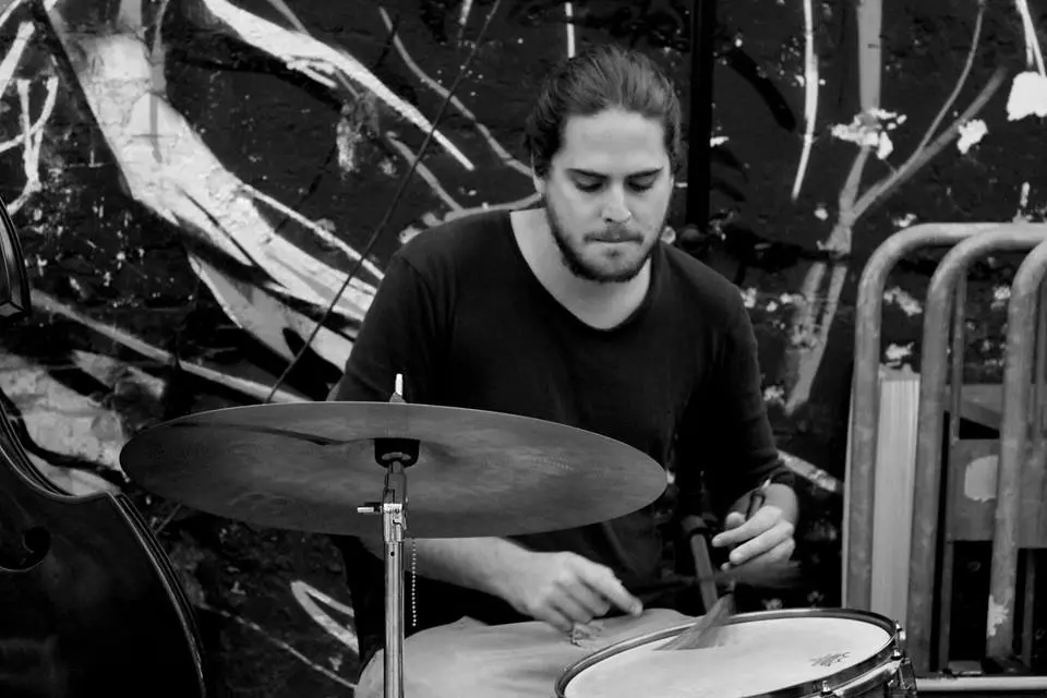 Kike P&eacute;rez bateria