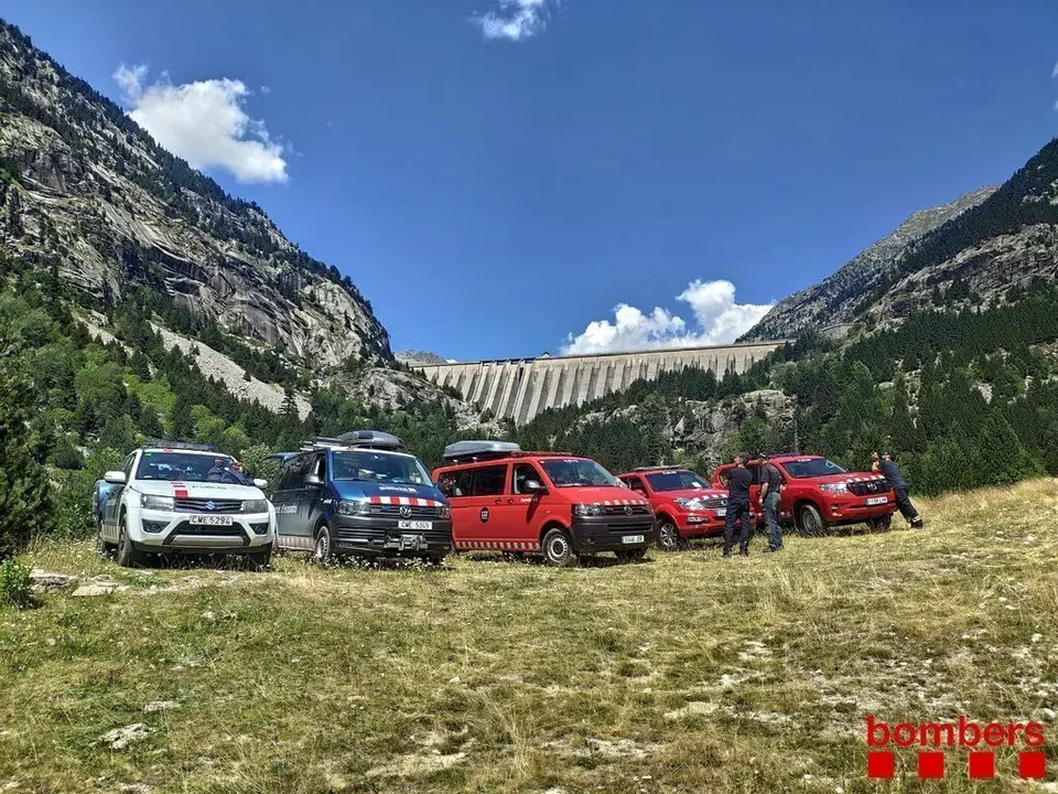 Cotxes de Bombers i Mossos en l'operatiu de recerca de l'excursionista a la Vall de Bo&iacute;, el 8 d'agost del 2020 (Horitzontal).