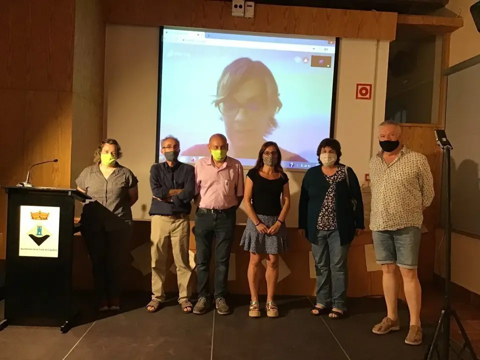 D'esquerra a dreta: Neus Burgu&eacute;s regidora, Pep Coll jurat, Josep Maria Dalmau alcalde de La Torre de Cabdella, Helena Mil&agrave; 3r premi, Gl&ograve;ria Tom&agrave;s 1r premi, Ramon Sistac jurat i Olga Mir&oacute; (online) 2n premi. Imatge del 8 d'agost de 2020. (Horitzontal)