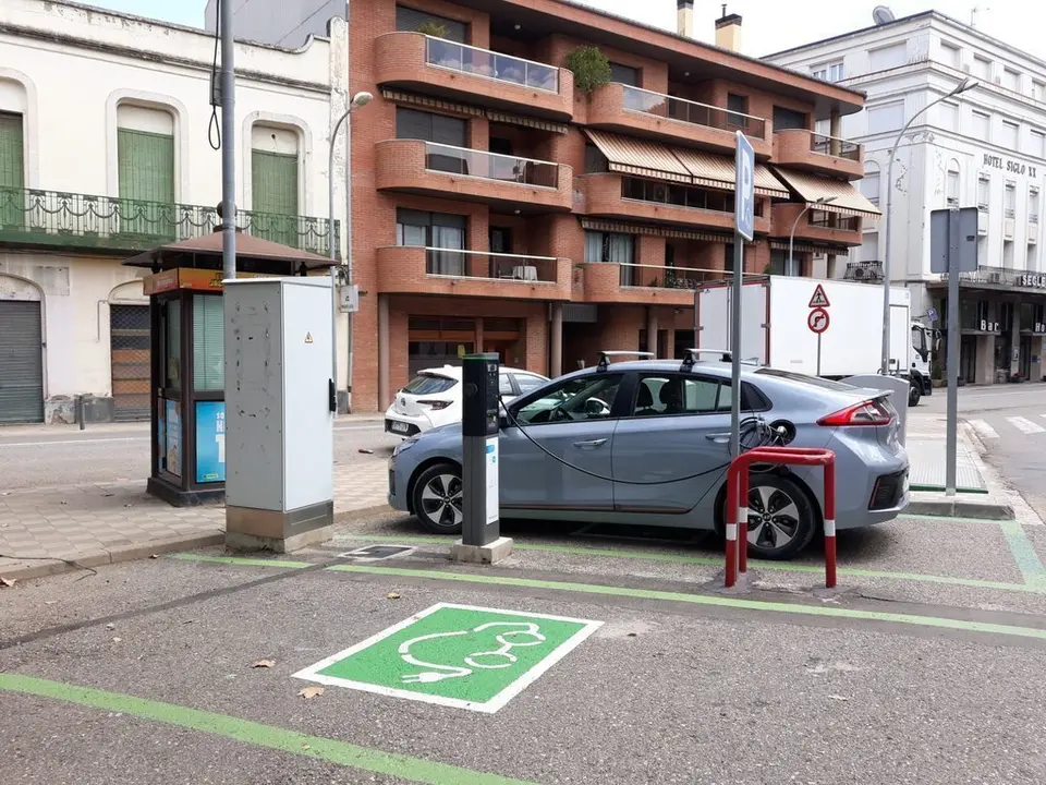  Pla general de l'estaci&oacute; de c&agrave;rrega el&egrave;ctrica de Tremp (Pallars Juss&agrave;) l'11 d'agost del 2020. (horitzontal)