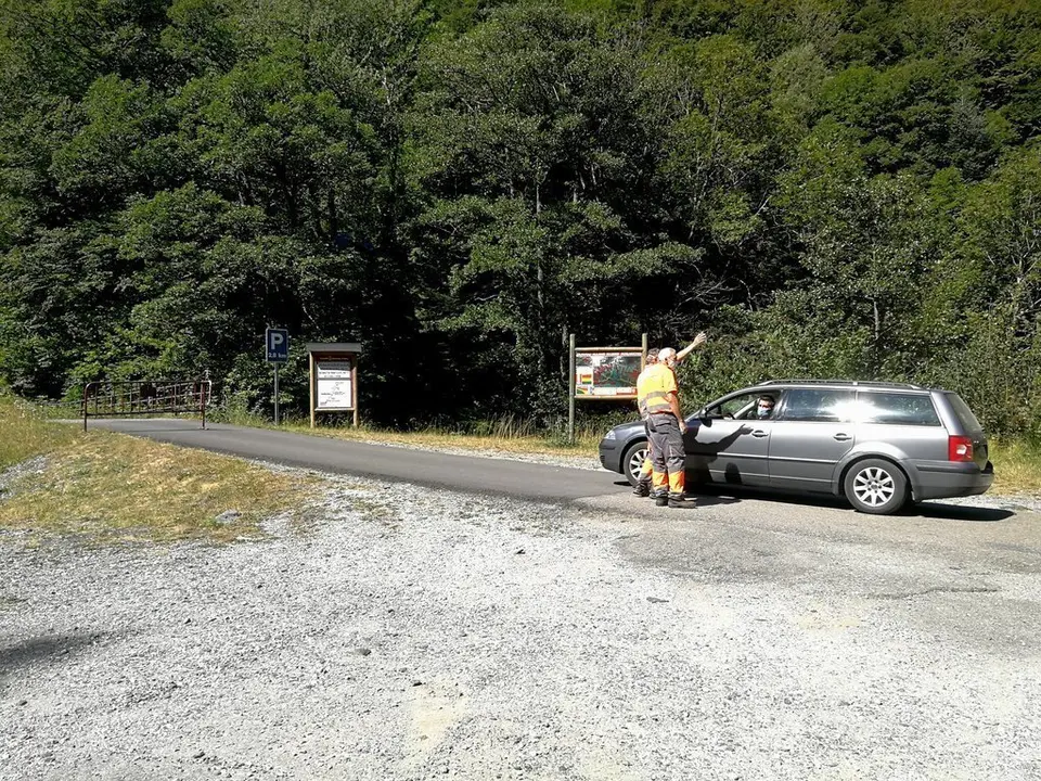 Un vehicle intentant accedir a la zona de l'Artiga de Lin el 20 d'agost del 2020. (horitzontal)