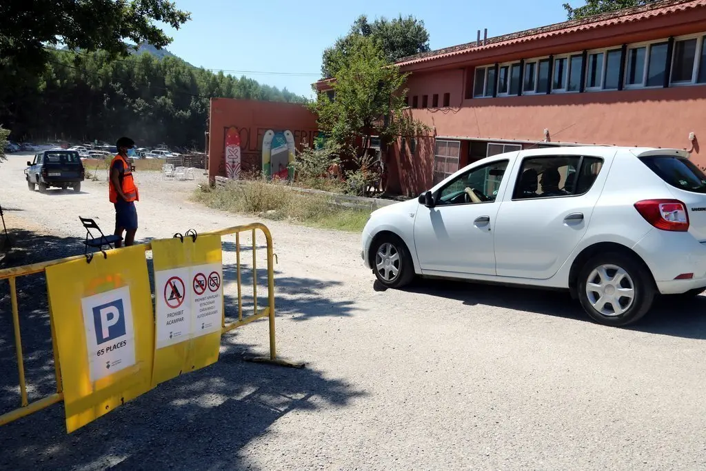 Entrada a l'aparcament de Sal&agrave;s de Pallars a la zona de bany de l'embassament de Sant Antoni. Imatge del 20 d'agost del 2020. (horitzontal)