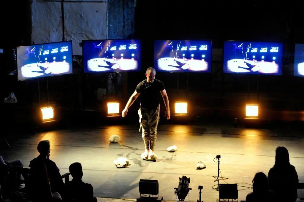 Pla obert del ballar&iacute; i core&ograve;graf Roberto Olivan durant l'espectacle inaugural del 29&egrave; Dans&agrave;neu, el 23 d'agost de 2020. (Horitzontal)