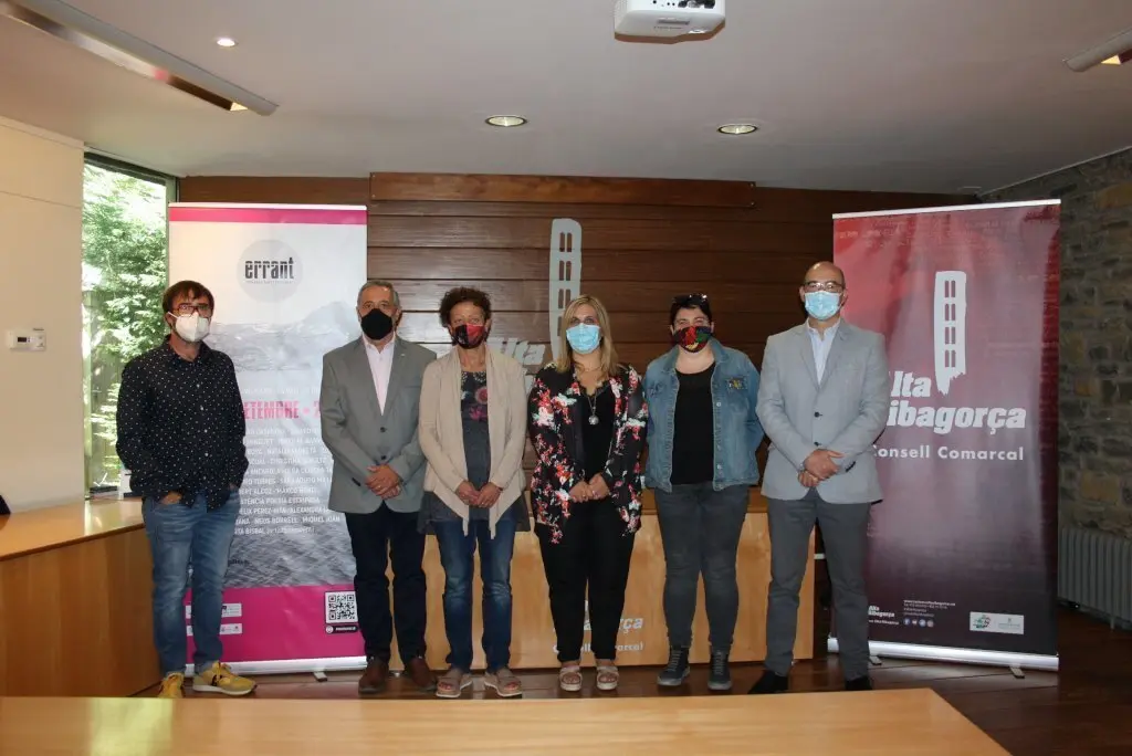 Pla obert de la vicepresidenta de l&rsquo;IEI, Estefania Rufach, i la presidenta del Consell Comarcal de l&rsquo;Alta Ribagor&ccedil;a i alcaldessa de Vilaller, Maria Jos&eacute; Erta, i altres autoritats, presentant el nou festival 'Errant', el 31 d'agost de 2020 (Horitzontal).