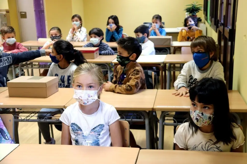 Panor&agrave;mica d'una aula amb tots els alumnes amb mascareta a l'escola de Salard&uacute;, a la Val d'Aran, el 14 de setembre del 2020. (horitzontal)