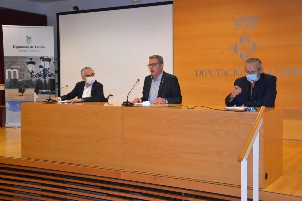 Pla mitj&agrave; del president de la Diputaci&oacute; de Lleida, Joan Talarn, amb el vicepresident Jordi Latorre i el diputat de l'&Agrave;rea de Salut, Albert Bajona, el 16 de setembre del 2020. (Horitzontal)