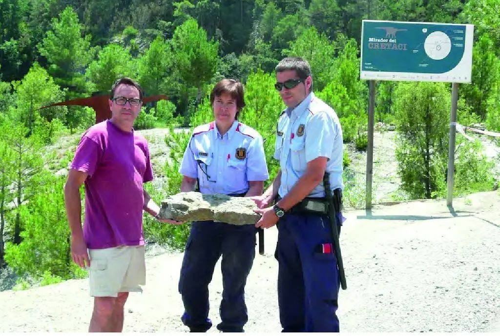 Moment en que els Mossos d'Esquadra van retornar als investigadors el f&ograve;ssil de cocodril (horitzontal)