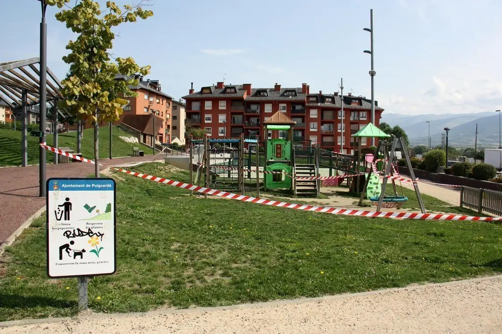 Pla general d'un dels parcs infantils que s'han precintat a Puigcerd&agrave; per impedir-hi l'acc&eacute;s i davant l'augment de la incid&egrave;ncia de la covid-19 al municipi. Imatge del 17 de setembre de 2020 (Horitzontal).